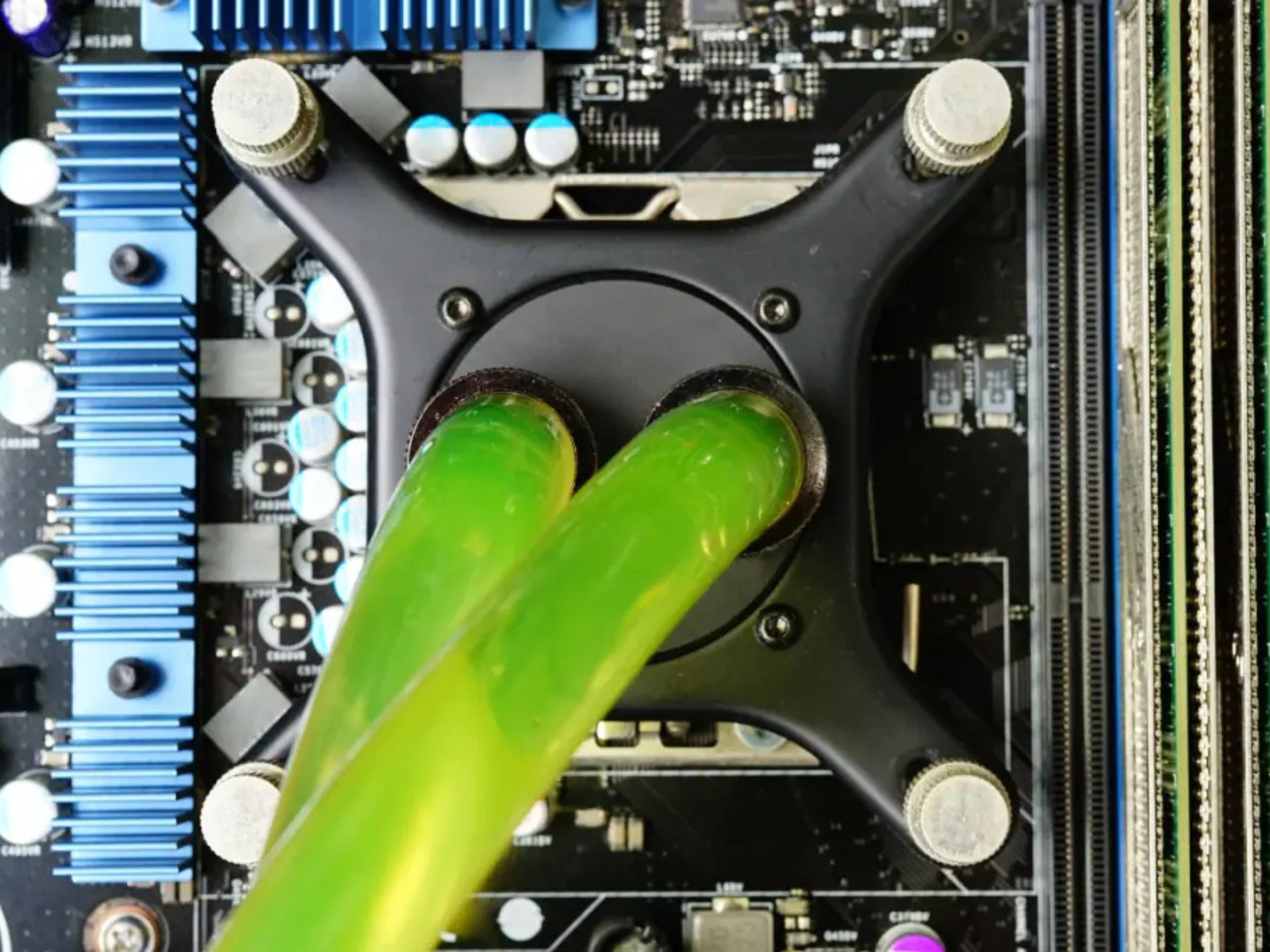 Direct-to-chip liquid cooling cold plate using DOWFROST LC25 heat transfer fluid